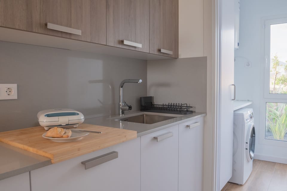 Modern equipped kitchen with wood and grey finishes.