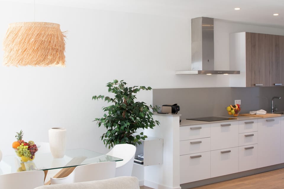 Indoor dining area with a round table, connected to the kitchen.