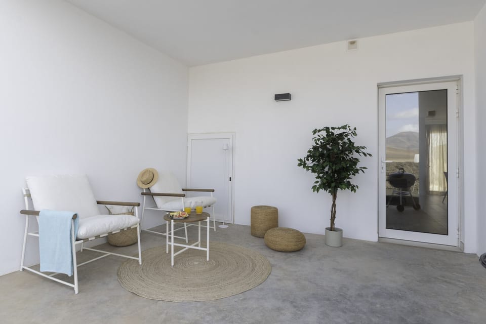 Quiet back terrace with gravel ground and relaxation area.