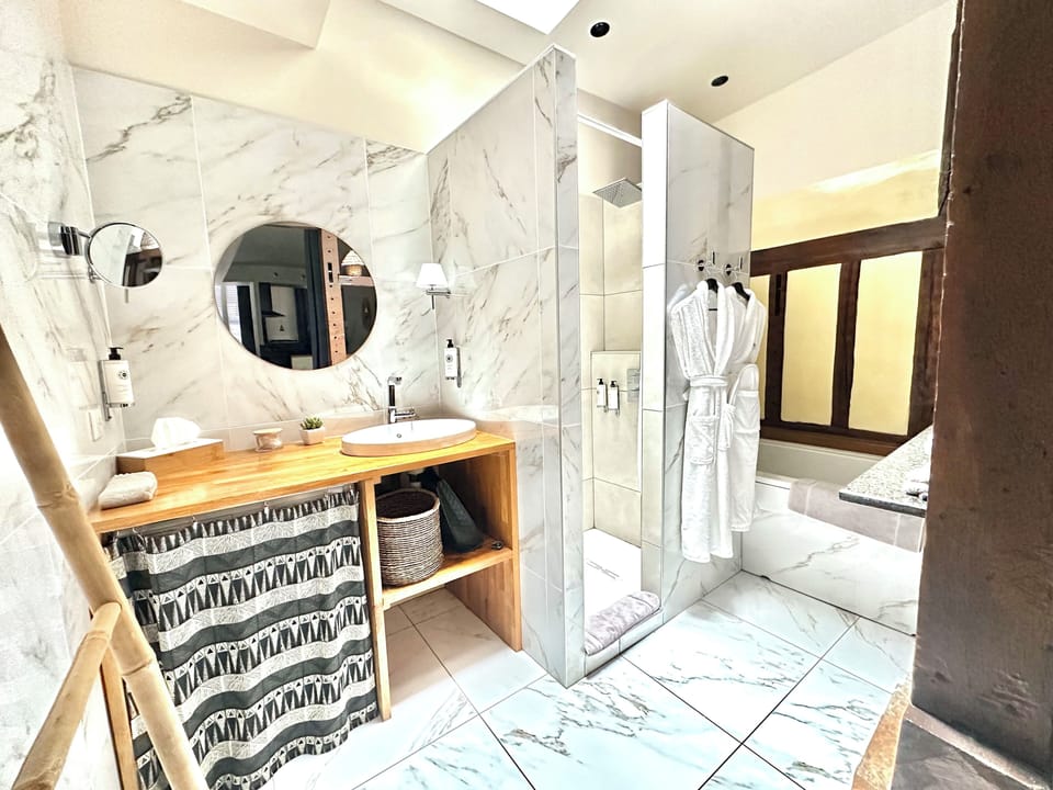 Studio Lia | In-room safe, desk, soundproofing, iron/ironing board (on request)