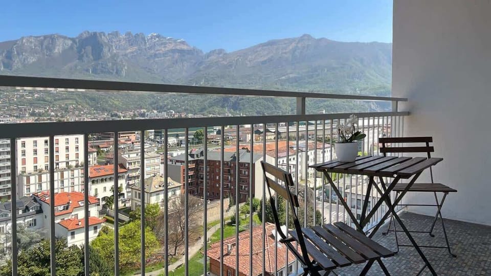 Balcony with a splendid view, furnished with a small table ideal for outdoor breakfasts or moments of relaxation.