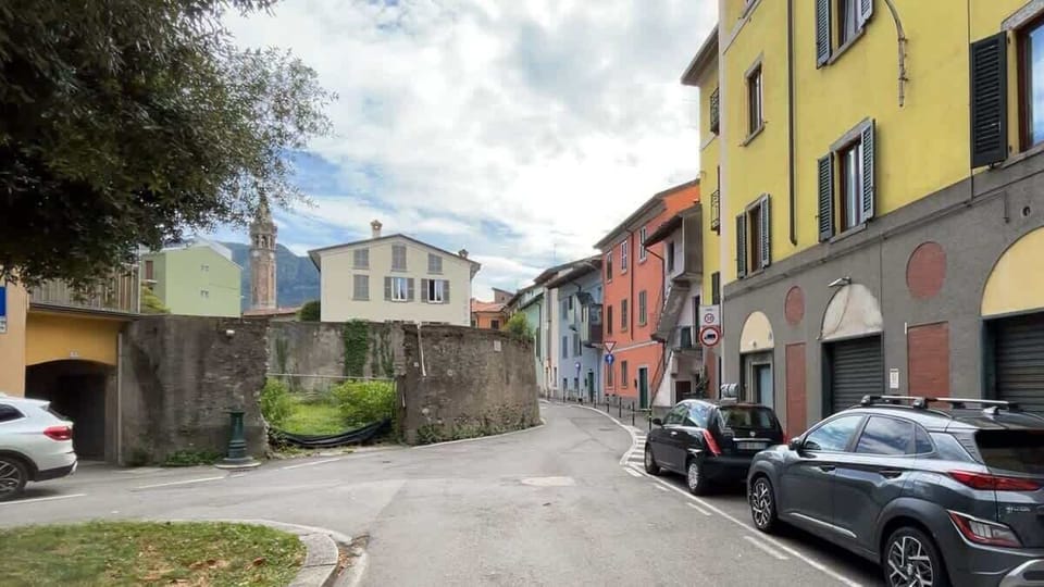 comfortable position, close to the center of Lecco but very quiet, and provided with parking car