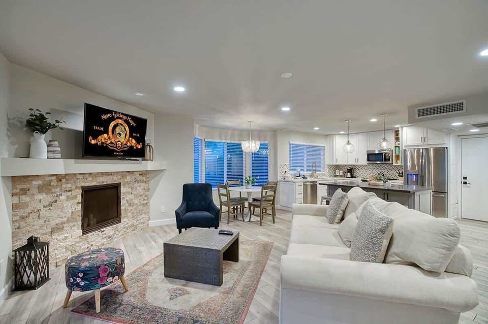 Well decorated, flowing space