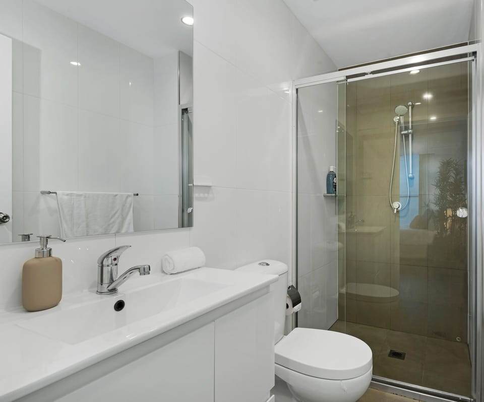 Comfort House, 2 Double Beds | Bathroom | Free toiletries, hair dryer