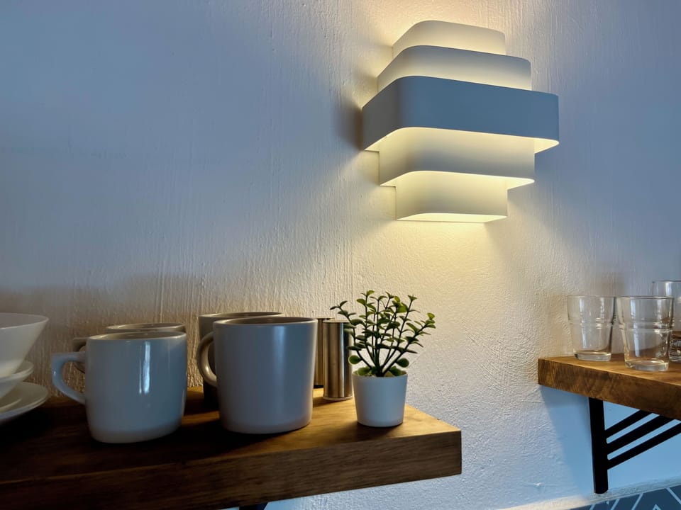Jeux de lumière chaleureux pour vos soirées relaxantes.