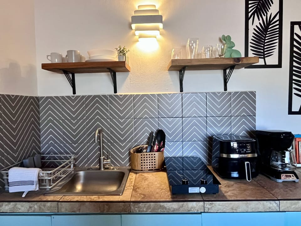 Tout le nécessaire est là, de la machine à café au AirFryer.