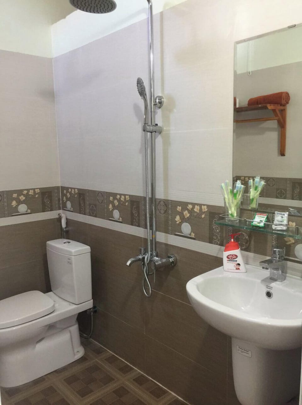 Comfort Shared Dormitory, Mountain View | Bathroom | Shower, hair dryer, slippers, towels