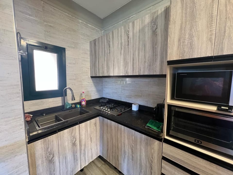 Microwave, stovetop, cookware/dishes/utensils