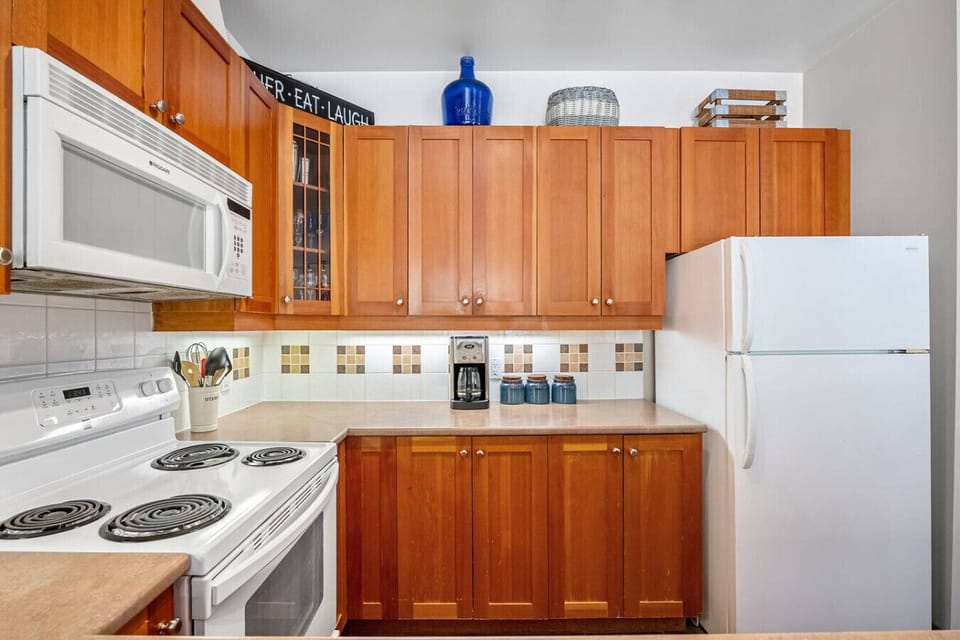 Full kitchen with a blender, slow cooker/crockpot, drip coffee machine, ground coffee, tea, sugar and basic condiments (ketchup, mustard and relish.)
