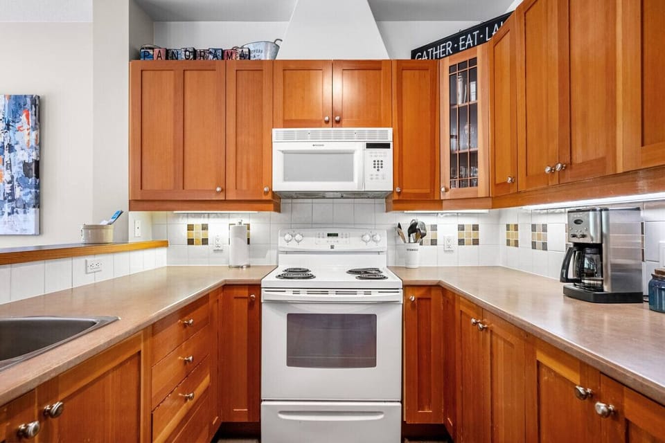 Full kitchen with a blender, slow cooker/crockpot, drip coffee machine, ground coffee, tea, sugar and basic condiments (ketchup, mustard and relish.)