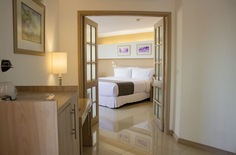 Suite, 1 King Bed (Suite Junior) | In-room safe, desk, blackout drapes, iron/ironing board