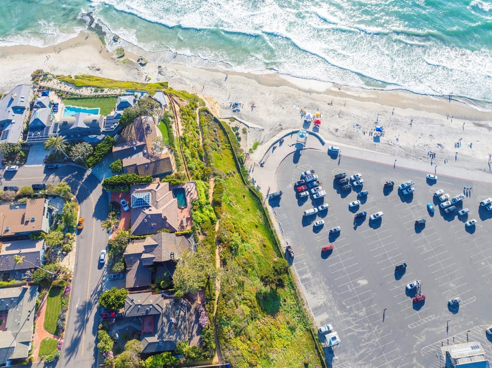 Aerial view - stroll to the beach...barefoot! Without a sidewalk or asphalt!