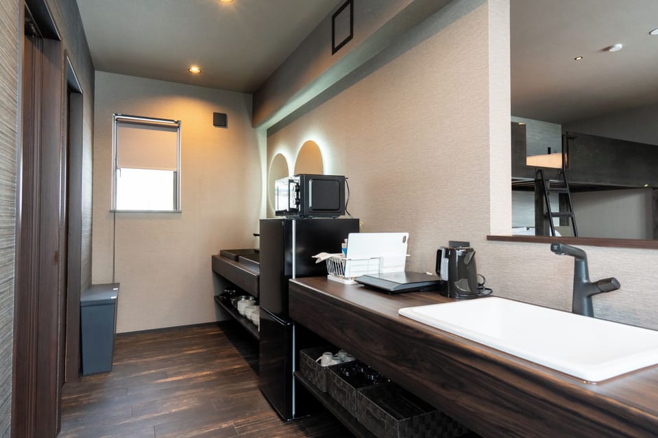 Deluxe Apartment | Private kitchenette | Fridge, microwave