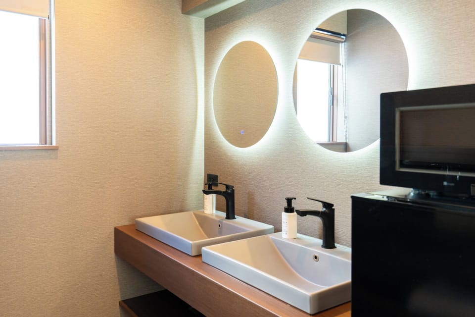 Deluxe Apartment | Bathroom | Free toiletries, hair dryer, slippers, electronic bidet