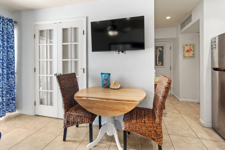 Dine in! Smart TV with cable too...!