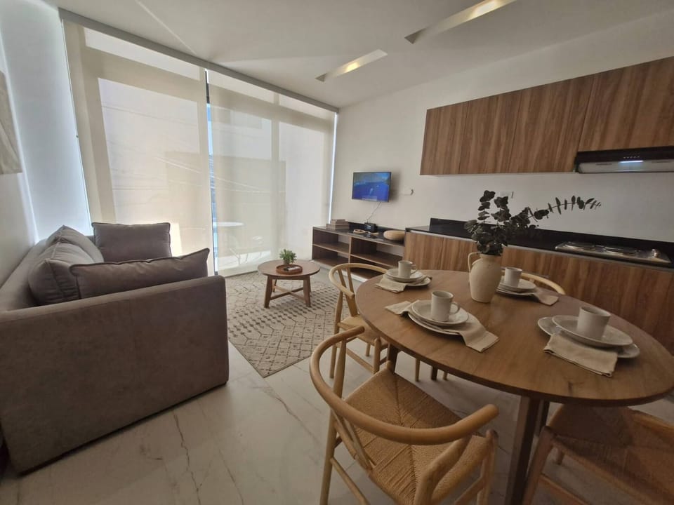 Apartment, 2 Bedrooms, Accessible, Smoking | Dining room