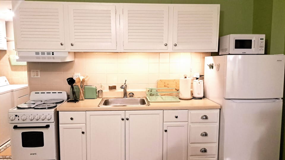 Fully equipped kitchen ready for quick meals and beach-day snacks