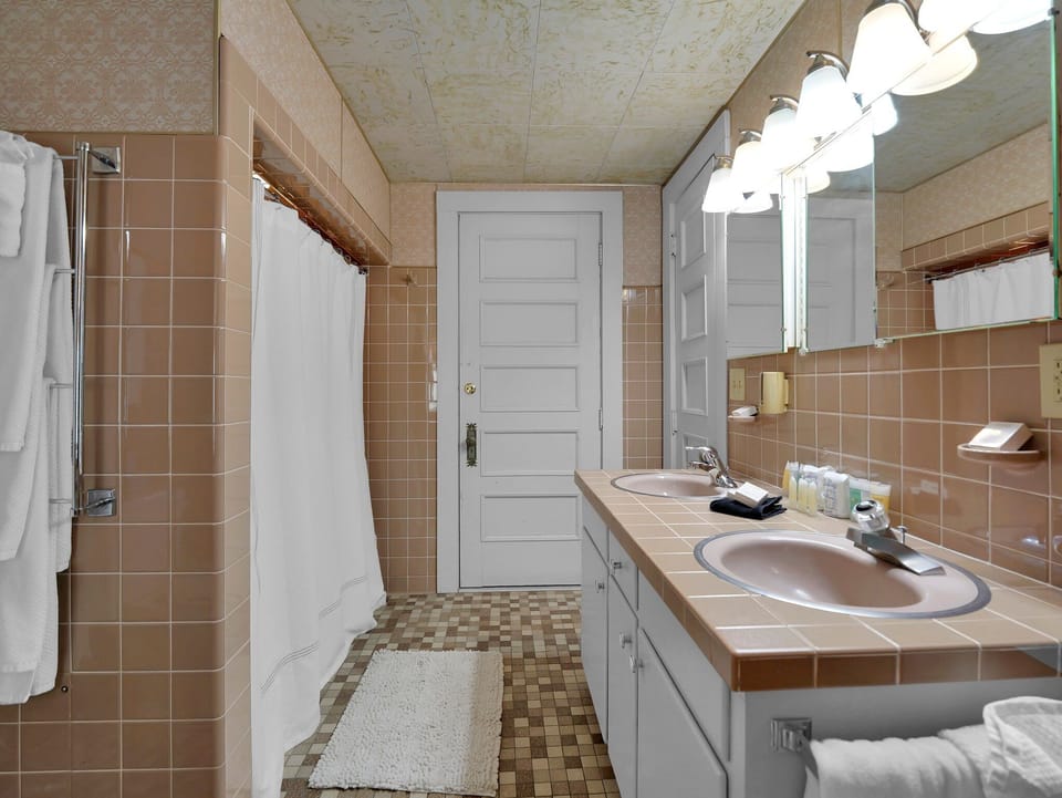 Deluxe Suite, Park View | Bathroom | Free toiletries, hair dryer, towels, soap