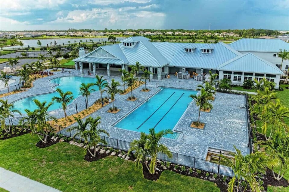 2 Pools, Kids Splash Pad, Tiki Bar & On Site Restaurant