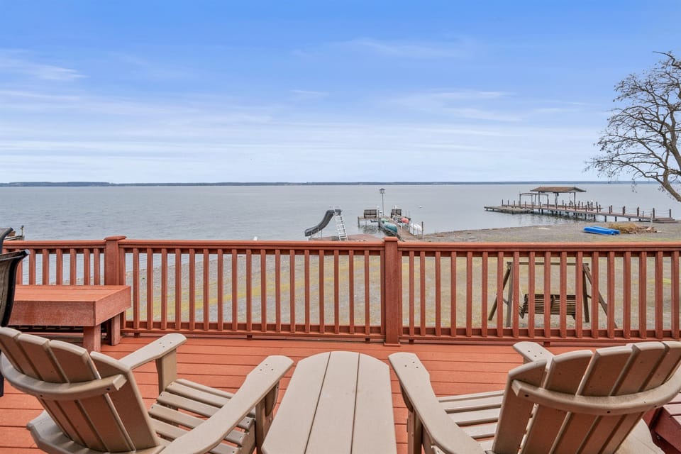 Enjoy breathtaking lake views from the spacious deck, ideal for relaxing and dining. 🚤🌅🪑