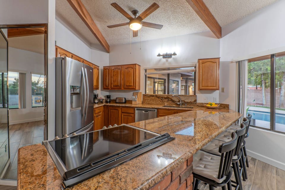 Kitchen is perfect for making home cooked and healthy meals.