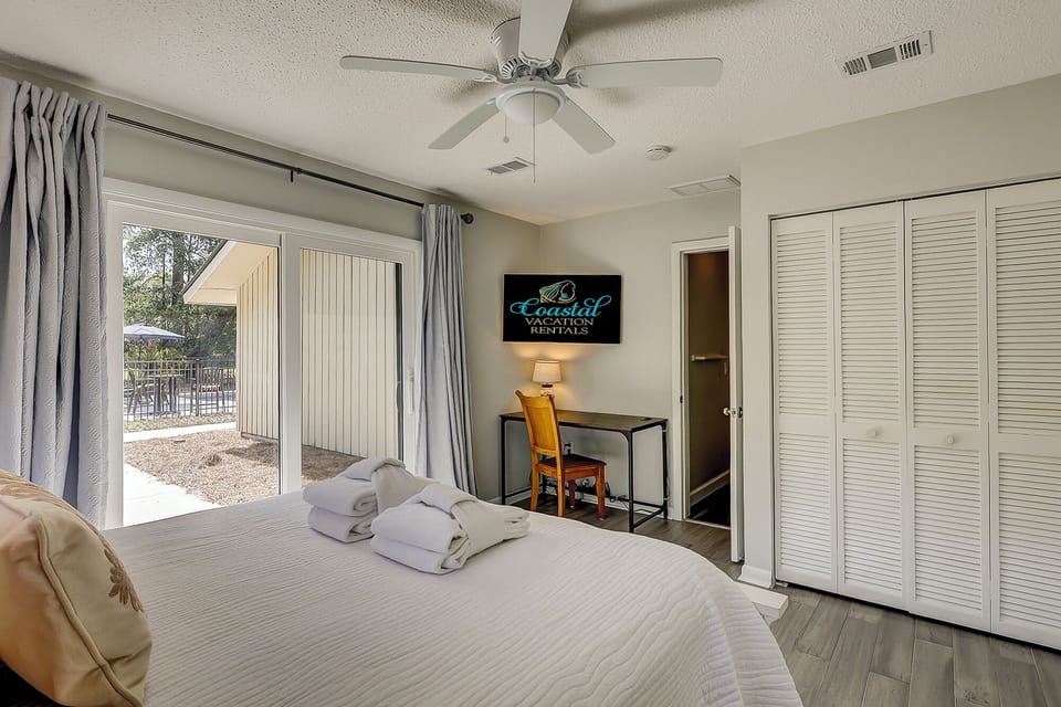Bedroom 2- queen bed