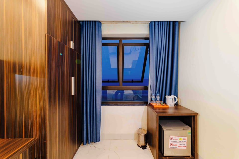 Deluxe Double Room, Beach View | In-room safe, free WiFi