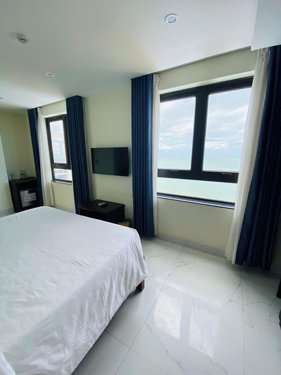Deluxe Double Room, Beach View | In-room safe, free WiFi