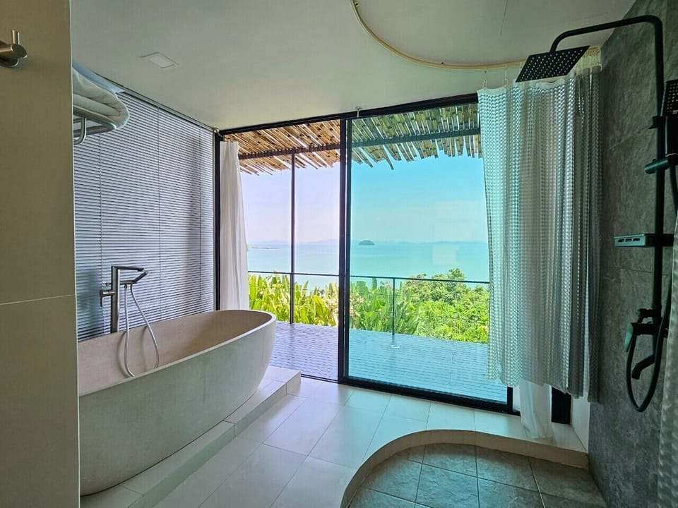 Deluxe Double or Twin Room, Sea View | Bathroom