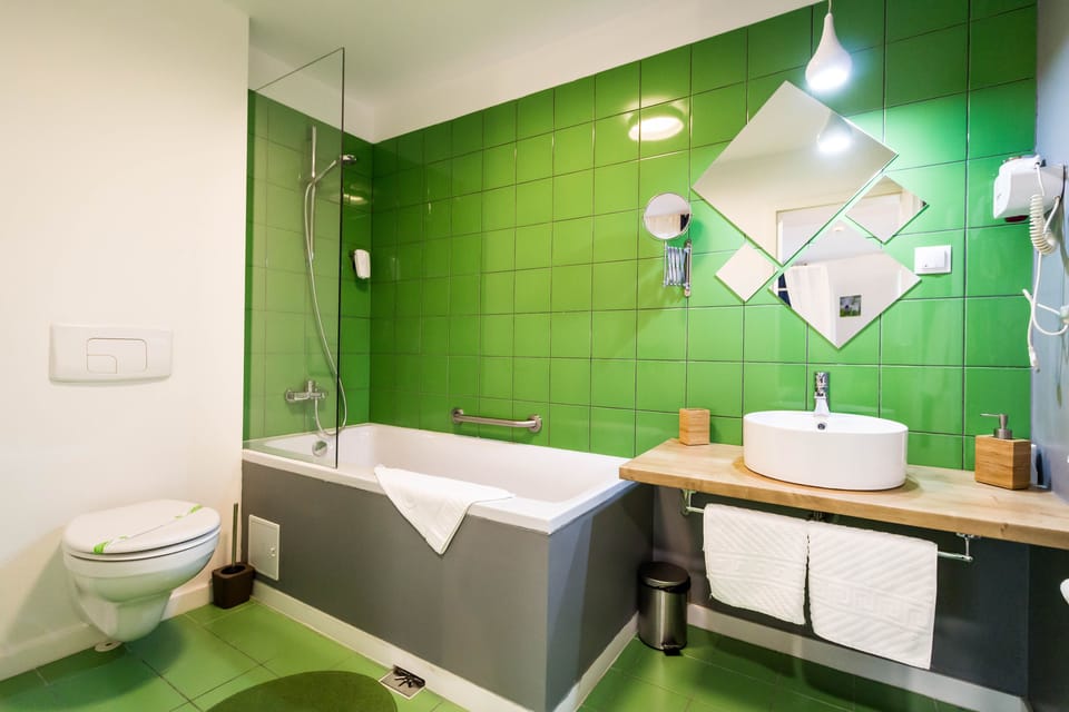 Deluxe Double Room | Bathroom | Towels