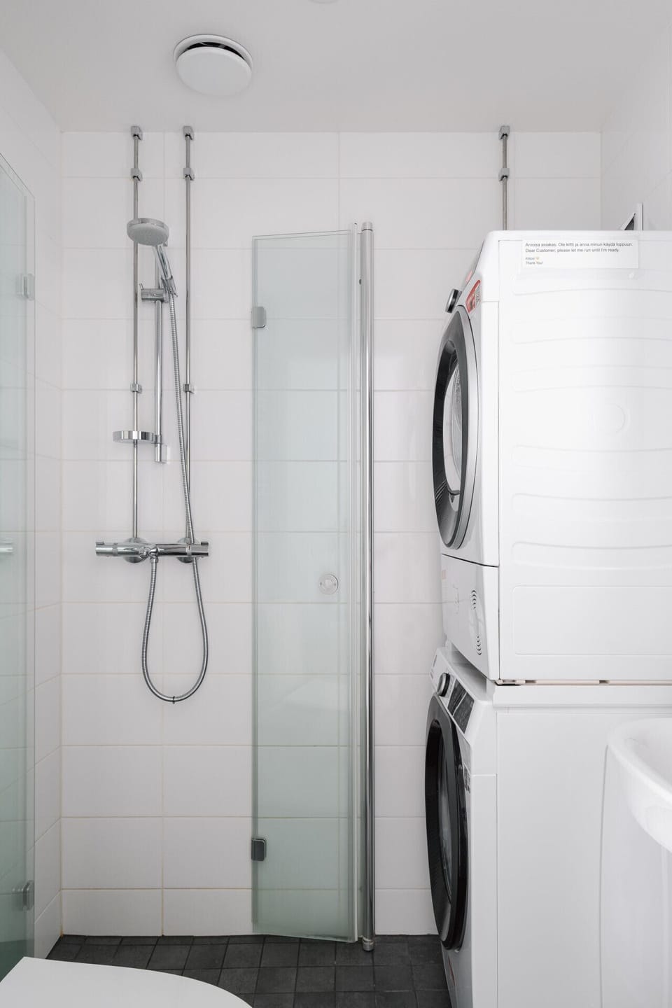 The bathroom is equipped with a washer, dryer, and soft, fresh towels – everything you need to feel at home, even for extended stays.