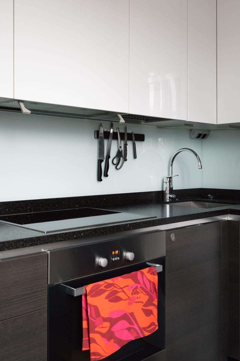 Modern built-in oven – perfect for baking, roasting, or reheating your favorite meals.