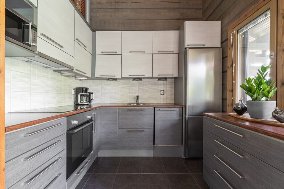 The cabin features a modern, fully equipped kitchen with all the kitchenware and appliances you’ll need to prepare meals during your stay. You`ll find a stove, oven, microwave, fridge, dishwasher, coffee maker, kettle, and all the utensils, cookware, and 