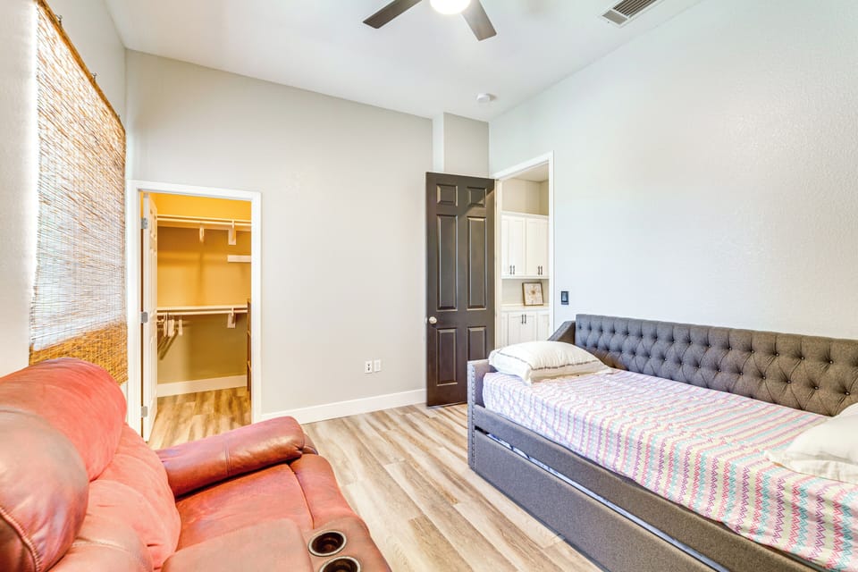 Bedroom 5 | Twin Daybed w/ Twin Trundle | Linens Provided