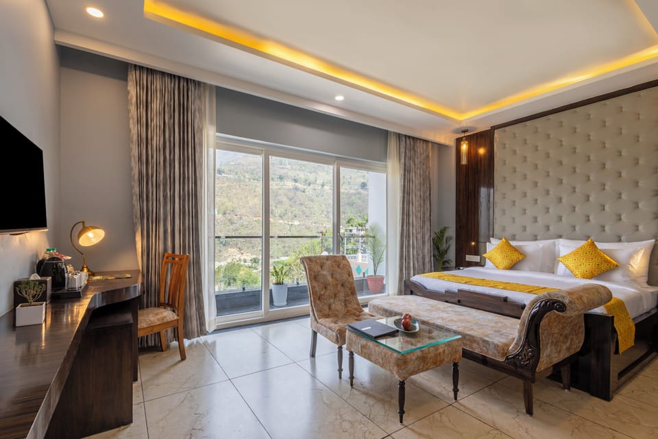 Valley View Classic Room with Balcony | In-room safe, soundproofing, free WiFi, bed sheets