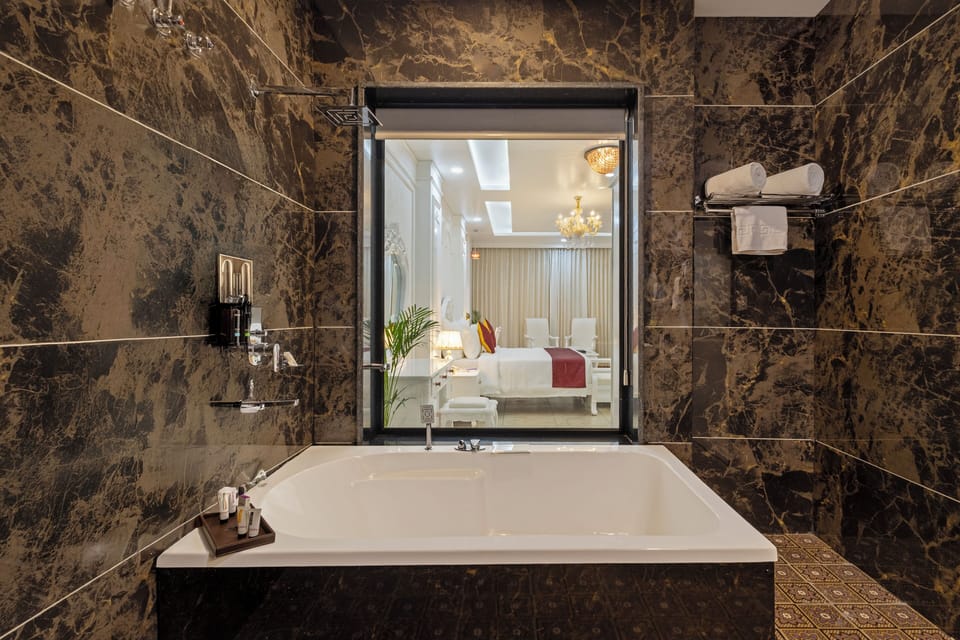 Valley View Indulge Room | Bathroom | Shower, towels, toilet paper