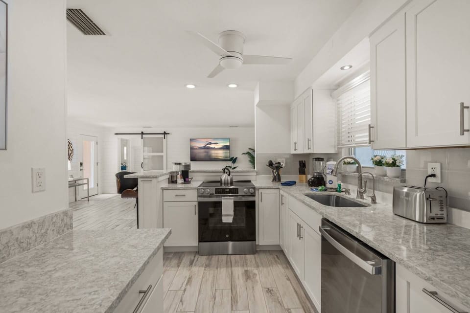 Newly updated kitchen, with stainless steel appliances: perfect for whipping up a homecooked meal