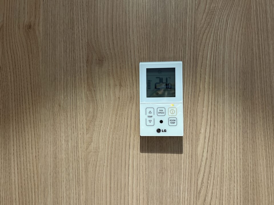 Standard Twin Room | In-room safe, desk, laptop workspace, soundproofing