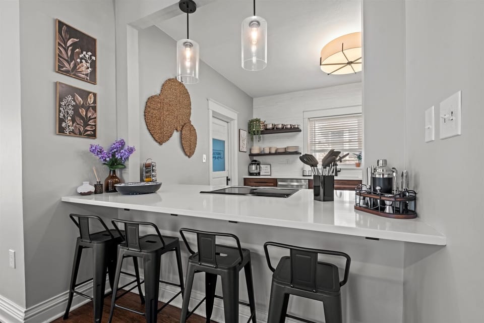 Bright breakfast bar with seating for four—perfect for morning coffee before a walk to Gillham Park or a day at the Nelson-Atkins Museum of Art.