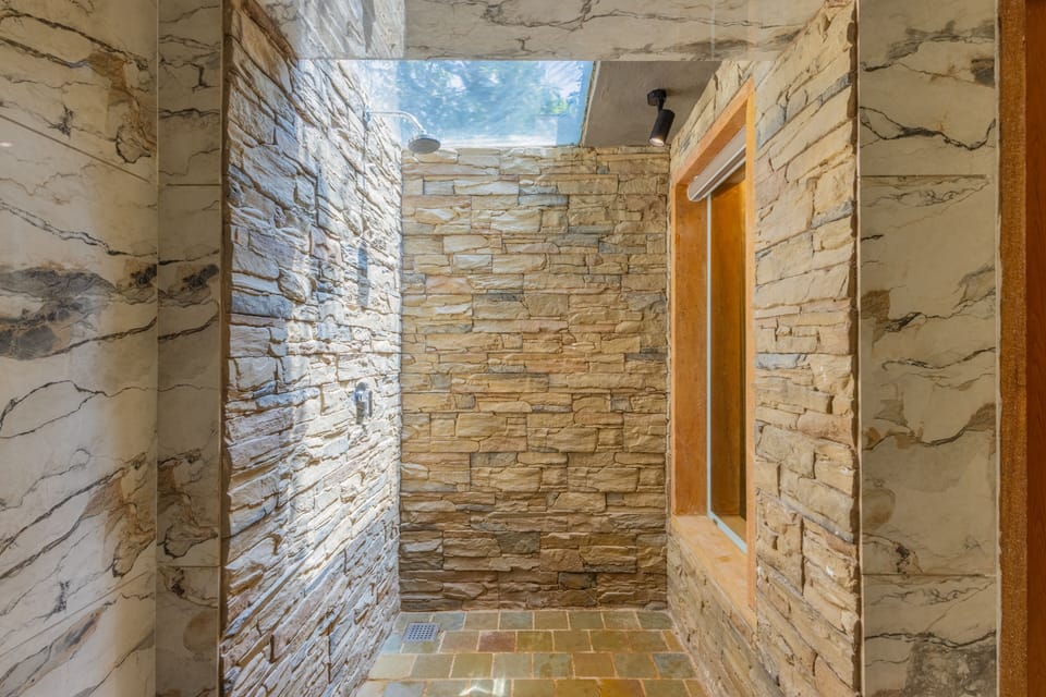 Premium Cottage | Bathroom | Shower, free toiletries, hair dryer, slippers