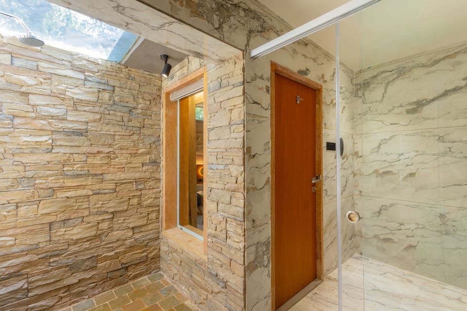 Premium Cottage | Bathroom | Shower, free toiletries, hair dryer, slippers