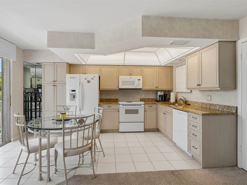 Kitchen & Dining Area