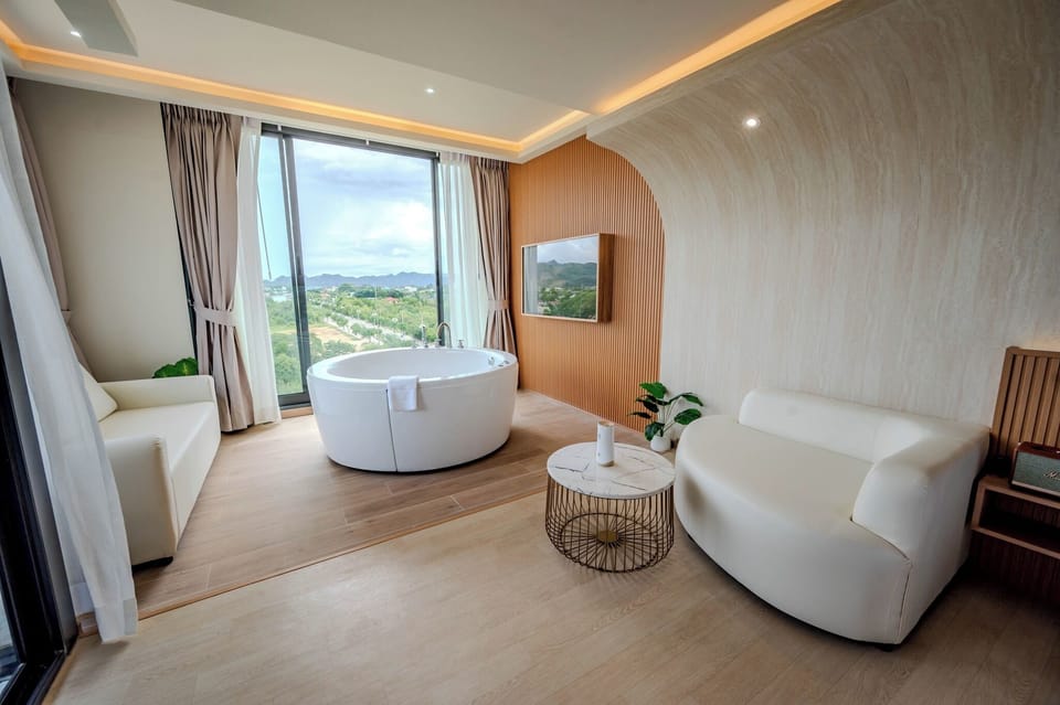 Royal Room, Bathtub, Mountain View | Mountain view