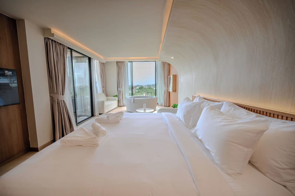 Royal Room, Bathtub, Mountain View | Free WiFi, bed sheets
