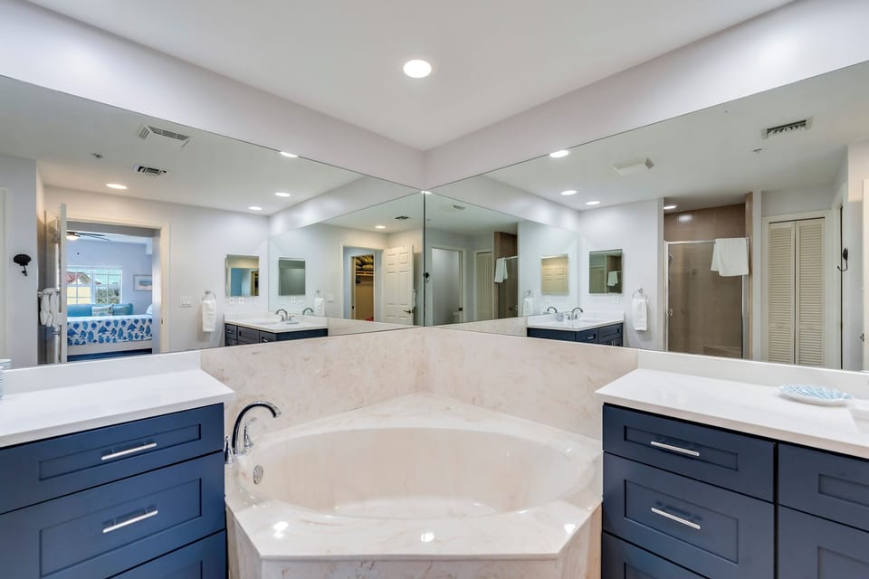 Primary Bath En Suite has a separate Tub