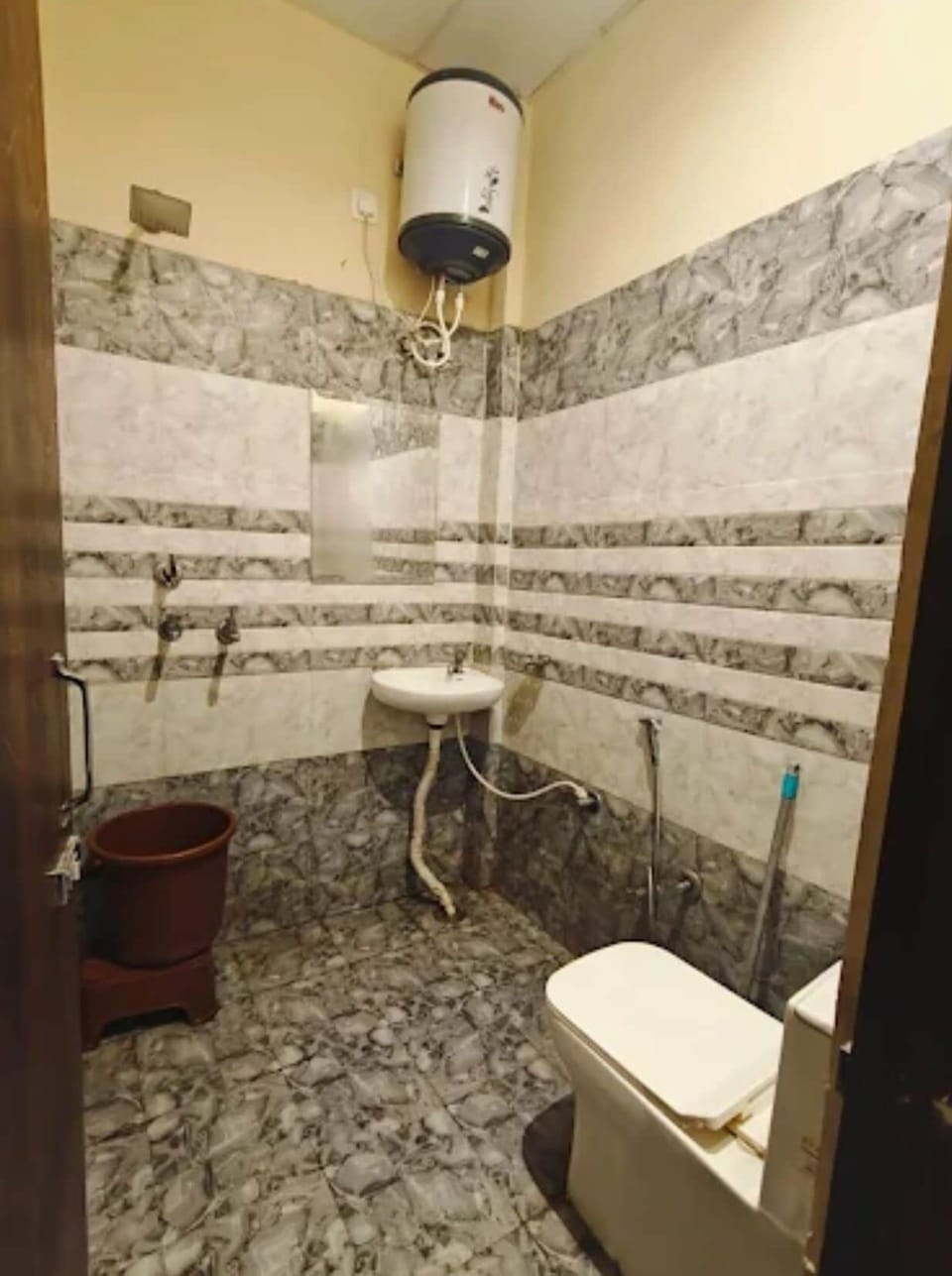 Family Double Room | Bathroom | Shower, free toiletries, slippers, towels