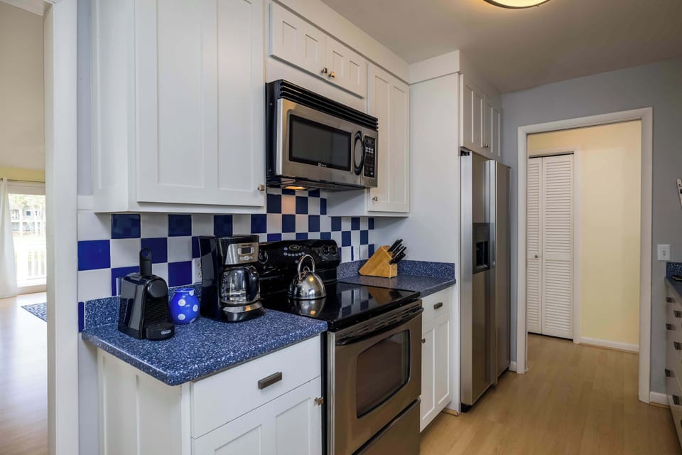 Well equipped kitchen with eating area