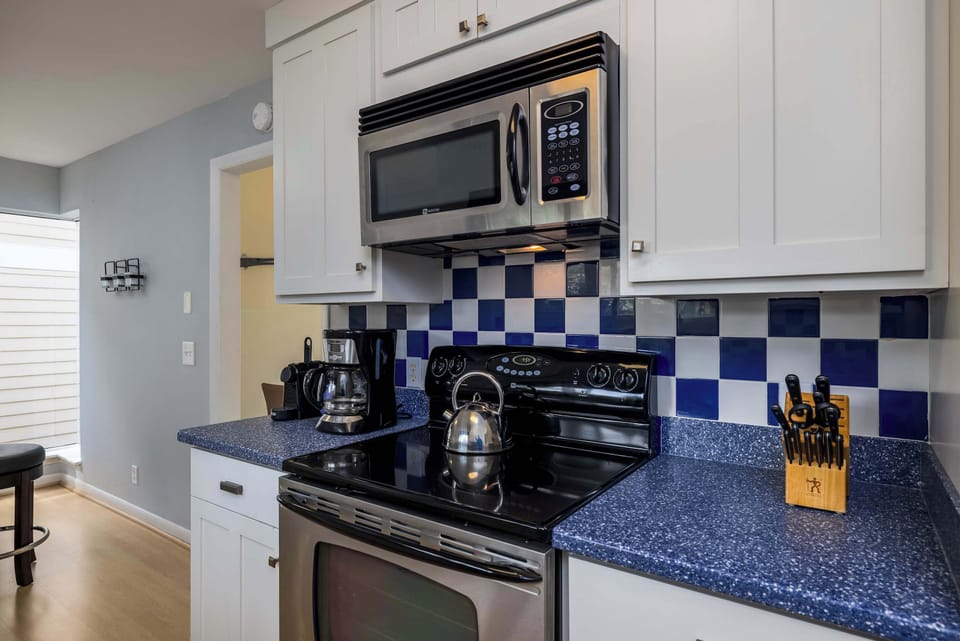 Well equipped kitchen with eating area