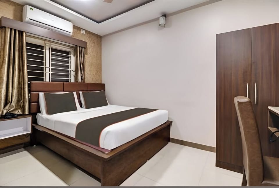 Superior Double Room, City View | Desk, free WiFi, bed sheets