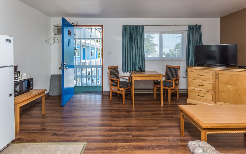 Deluxe Suite, 1 Bedroom, Kitchen | Living area | Flat-screen TV